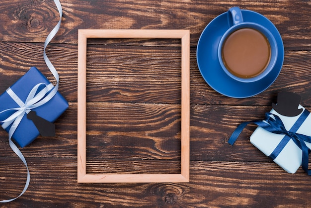 Bovenaanzicht houten achtergrond en frame vaderdag