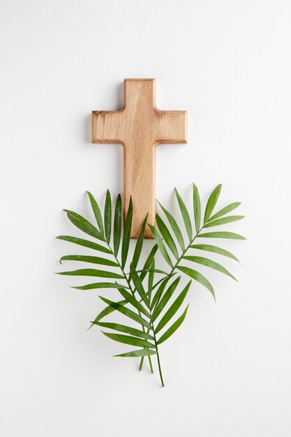 Bovenaanzicht houten kruis en bladeren arrangement