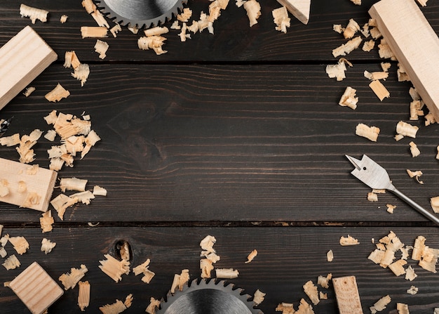 Bovenaanzicht houten tools op bureau