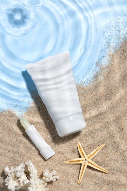 Bovenaanzicht huidverzorgingsproduct op het strand