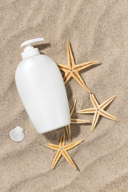 Bovenaanzicht huidverzorgingsproduct op het strand