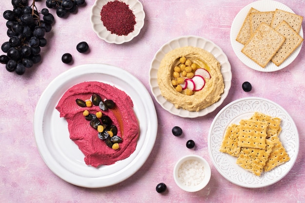 Gratis foto bovenaanzicht hummus op bord stilleven