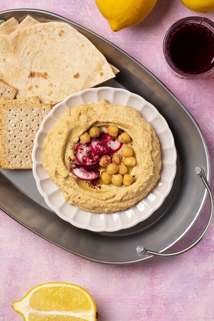 Bovenaanzicht hummus op bord stilleven