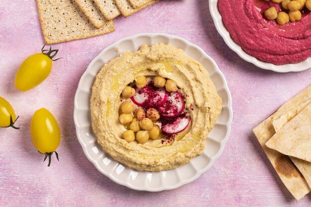 Bovenaanzicht hummus op bord stilleven