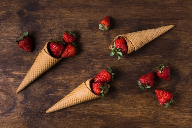 Bovenaanzicht ijs kegels met aardbeien