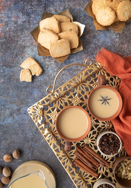 Bovenaanzicht Indisch dessert en drankjes