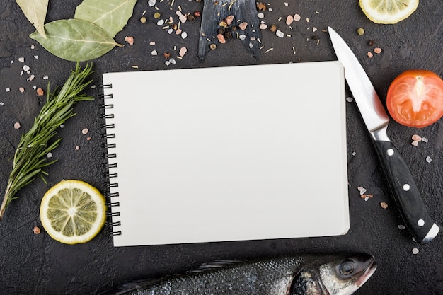 Gratis foto bovenaanzicht ingrediënten met notebook