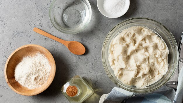 Bovenaanzicht ingrediënten voor arepa's