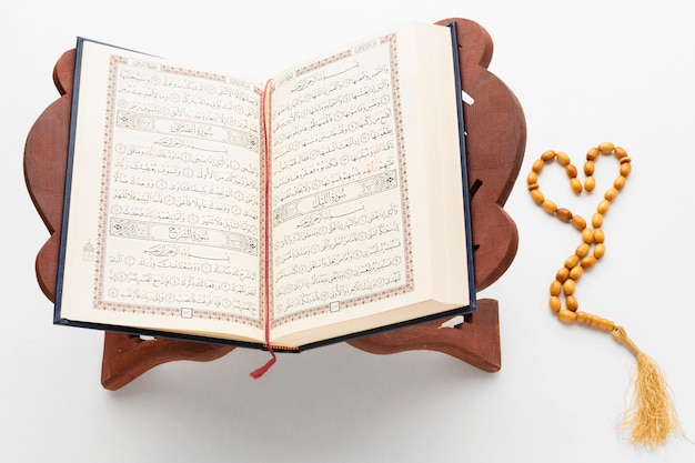 Bovenaanzicht islamitisch nieuwjaar concept met koran boek