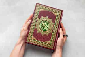 Gratis foto bovenaanzicht islamitisch nieuwjaar met koran boek