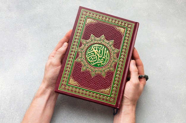 Bovenaanzicht islamitisch nieuwjaar met koran boek