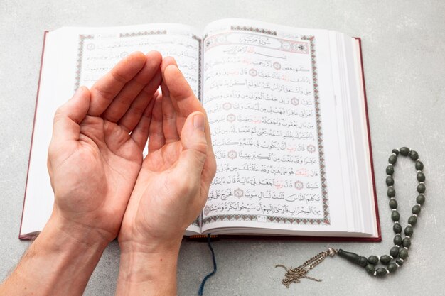 Bovenaanzicht islamitisch nieuwjaar met koran boek