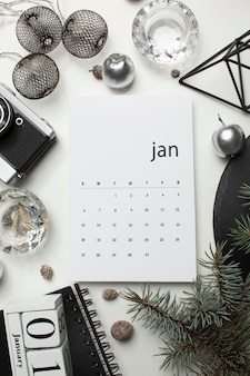 Bovenaanzicht januari kalender en decoraties