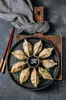 Gratis foto bovenaanzicht japans assortiment dumplings