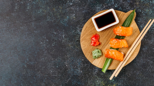 Bovenaanzicht Japanse sushi-regeling met kopie ruimte