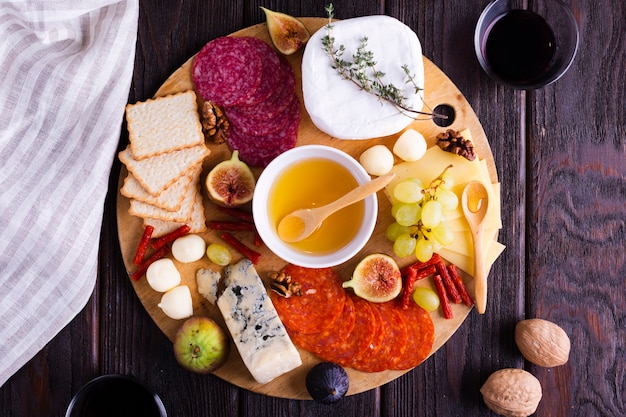 Bovenaanzicht kaas en snacks op een tafel