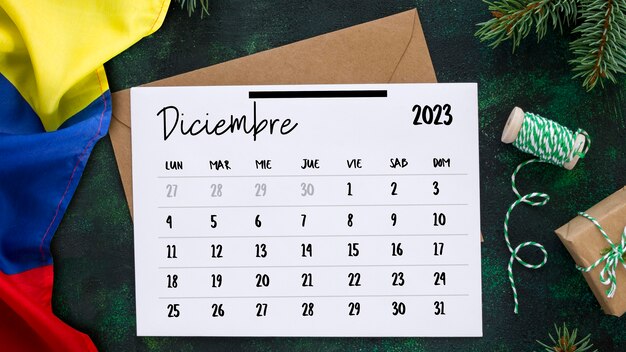 Bovenaanzicht kalender en vlagarrangement