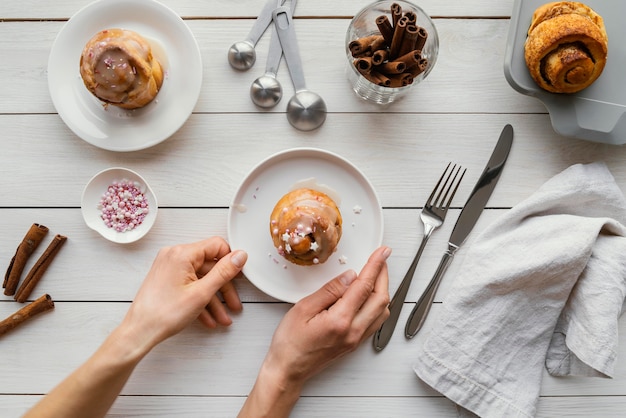 Gratis foto bovenaanzicht kaneelbroodje op plaat