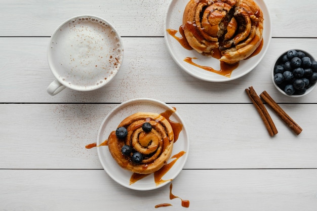 Bovenaanzicht kaneelbroodjes op houten tafel