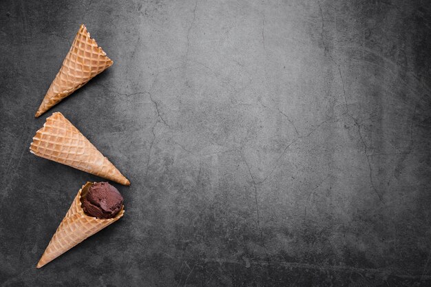 Bovenaanzicht kegels voor ijs op tafel