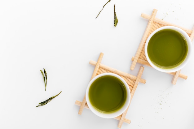 Gratis foto bovenaanzicht keramische kopjes met matcha thee