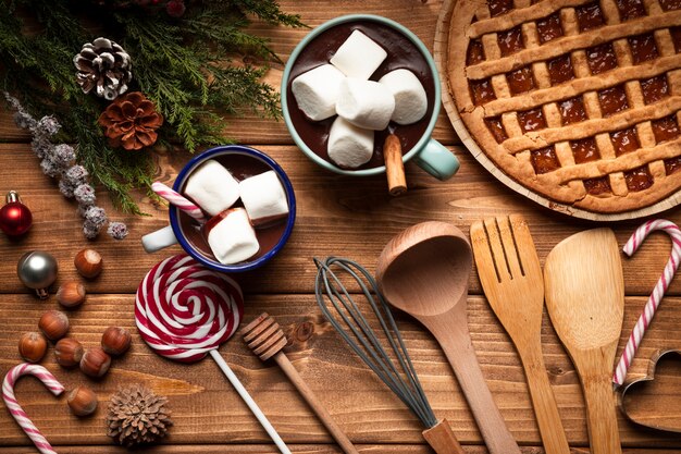 Bovenaanzicht kerst taart met warme chocolademelk