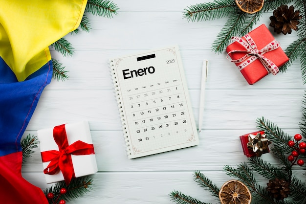 Gratis foto bovenaanzicht kerstarrangement met kalender