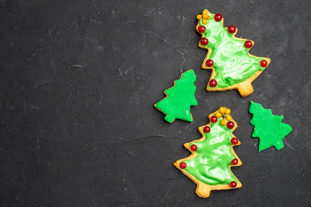 Bovenaanzicht kerstboom cookies op donkere geïsoleerde oppervlakte vrije ruimte