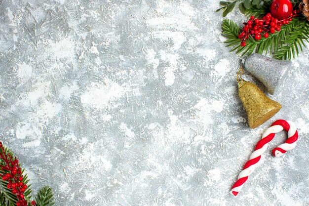 Bovenaanzicht kerstboom ornamenten op grijs witte tafel vrije ruimte