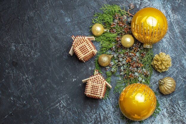 Bovenaanzicht kerstboomspeelgoed met groene tak op licht-donkere achtergrond