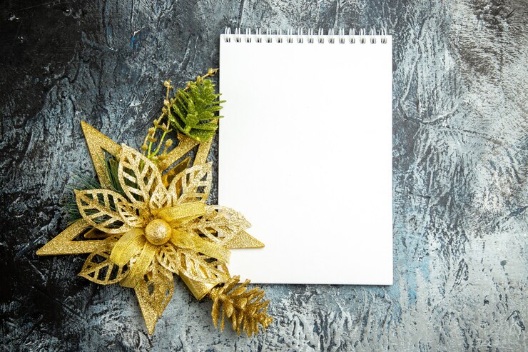 Gratis Foto bovenaanzicht kerstboomspeelgoed met notitieblok