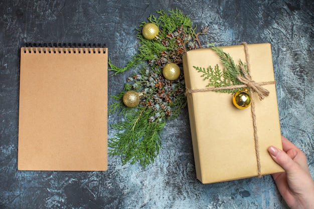 Bovenaanzicht kerstcadeau met speelgoed op licht-donker kerstcadeau kleur nieuwjaarsvakantie