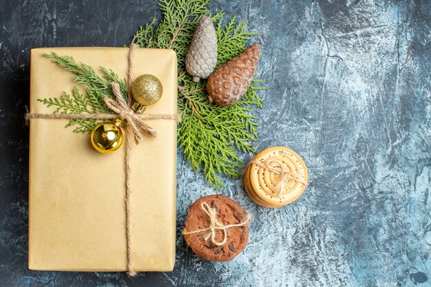 Bovenaanzicht kerstcadeau met zoete koekjes op de licht-donkere achtergrond