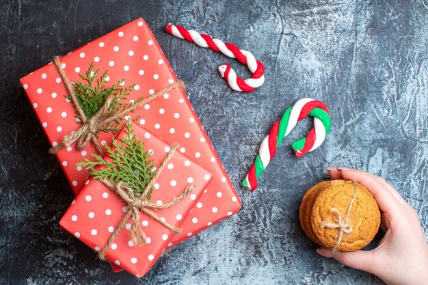 Bovenaanzicht kerstcadeautjes met koekjes