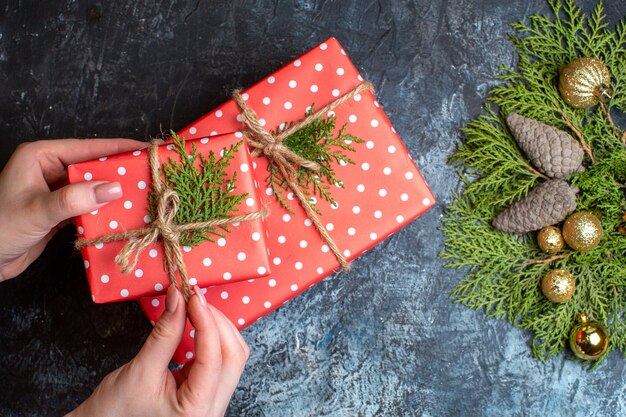 Bovenaanzicht kerstcadeautjes met speelgoed op licht-donker tafel