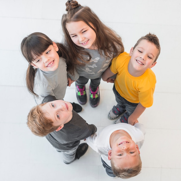 Gratis foto bovenaanzicht kinderen samen poseren