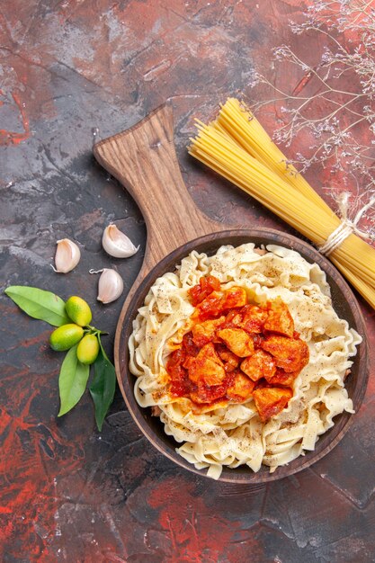 Bovenaanzicht kip met deeg pastaschotel op de donkere ondergrond schotel donkere pastadeeg