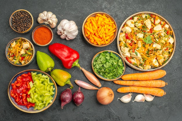 Bovenaanzicht kipsalade met groenten en greens op de donkere tafel dieet rijpe gezondheid