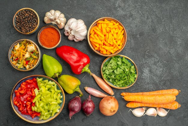 Bovenaanzicht kipsalade met groenten en greens op de donkere tafel dieet rijpe gezondheid