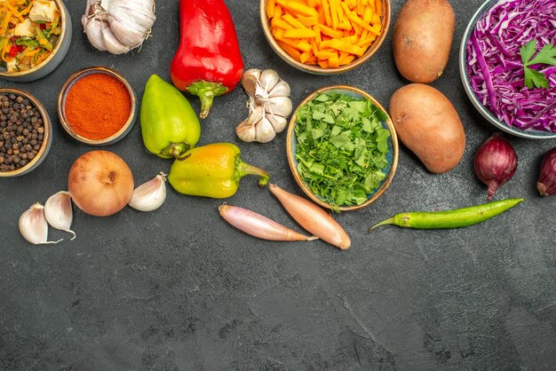 Bovenaanzicht kipsalade met groenten op de donkere tafel maaltijd dieet gezondheid