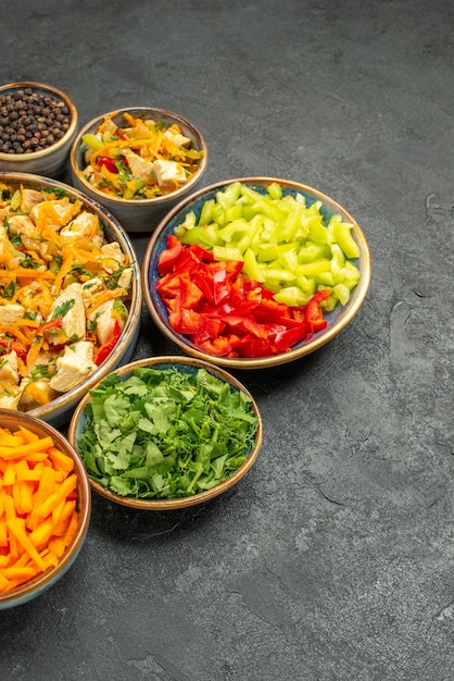 Bovenaanzicht kipsalade met groenten op donkere tafel dieet gezondheidssalade