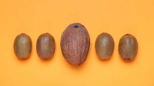 Bovenaanzicht kiwi en kokos arrangement