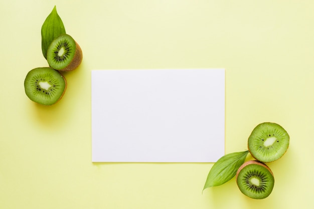 Bovenaanzicht kiwi's met papier