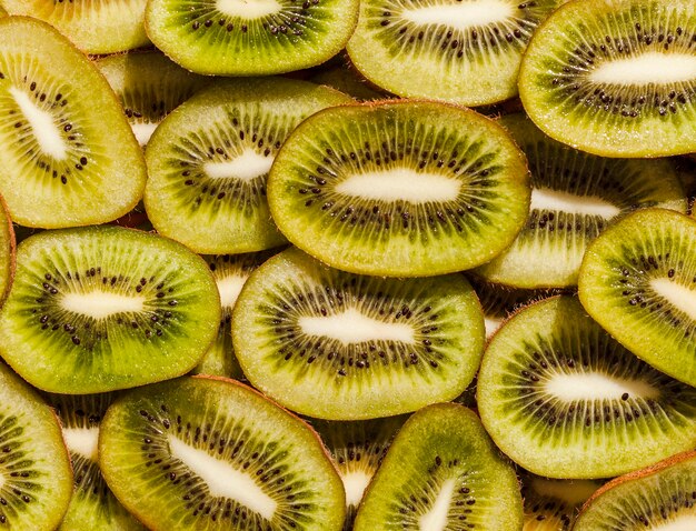 Bovenaanzicht kiwi segmenten arrangement