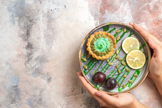 Bovenaanzicht kleine cake met fruit