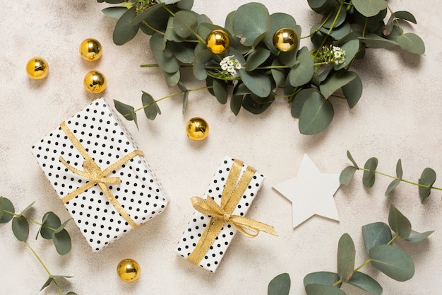 Bovenaanzicht kleine geschenken gewikkeld op tafel