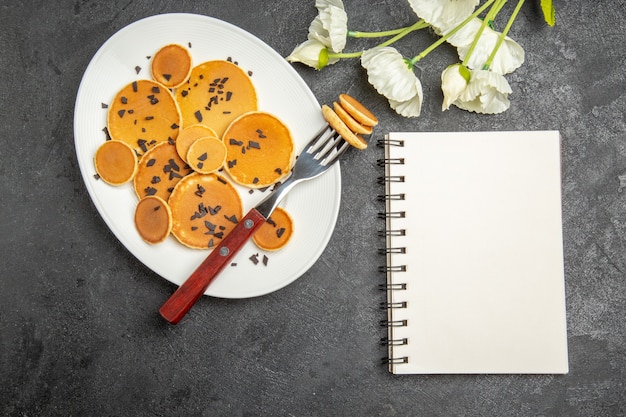 Bovenaanzicht kleine pannenkoekjes met chocochips op het grijs