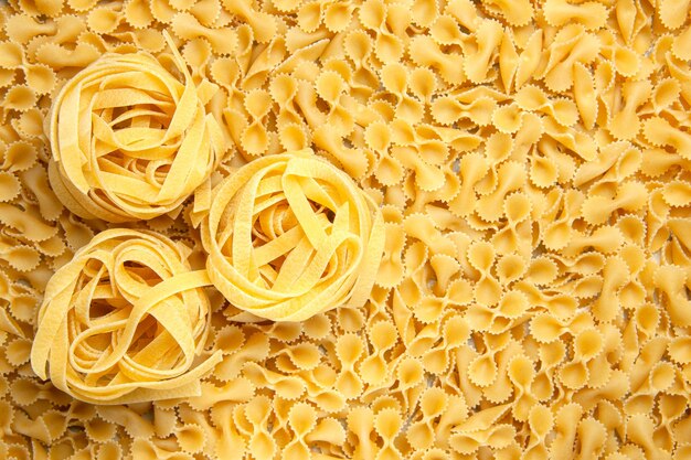 Bovenaanzicht kleine rauwe pasta op lichte achtergrond