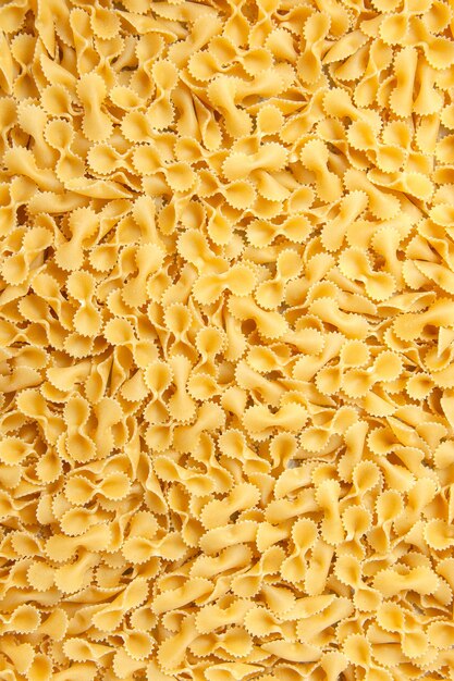 Bovenaanzicht kleine rauwe pasta op lichte achtergrond