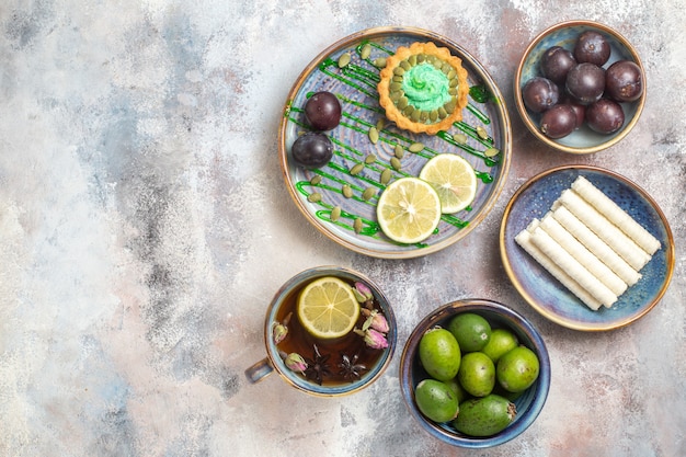 Bovenaanzicht kleine romige cake met fruit